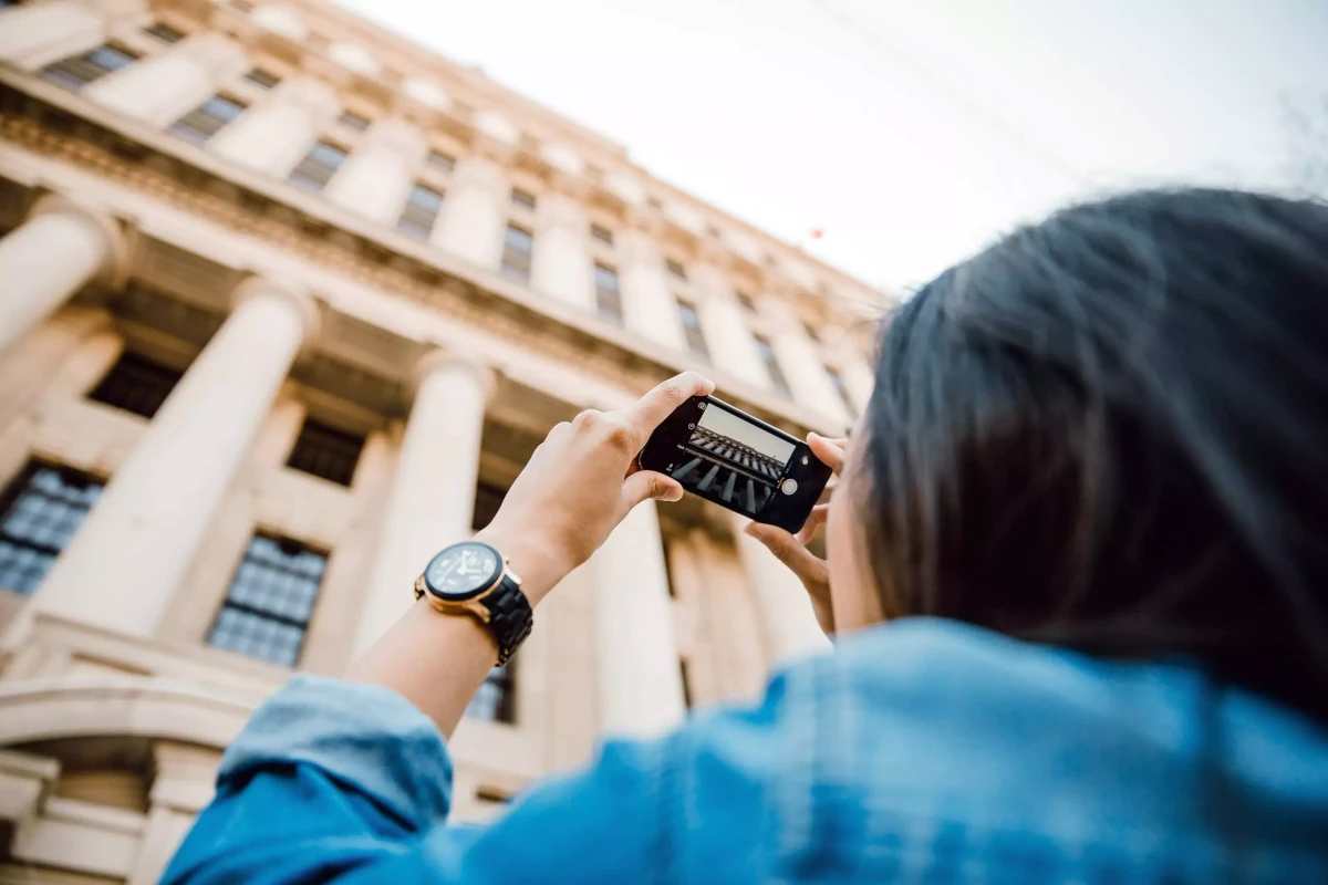 pprmocarioca - Tourist taking photo of a building